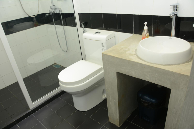 Bathroom 4, Hotel Tobiko, Trincomalee Town and Gravets