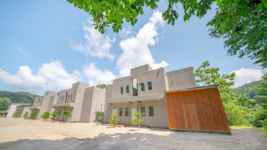 Exterior & Views 2, Gapyeong Onestar Pool Villa, Gapyeong