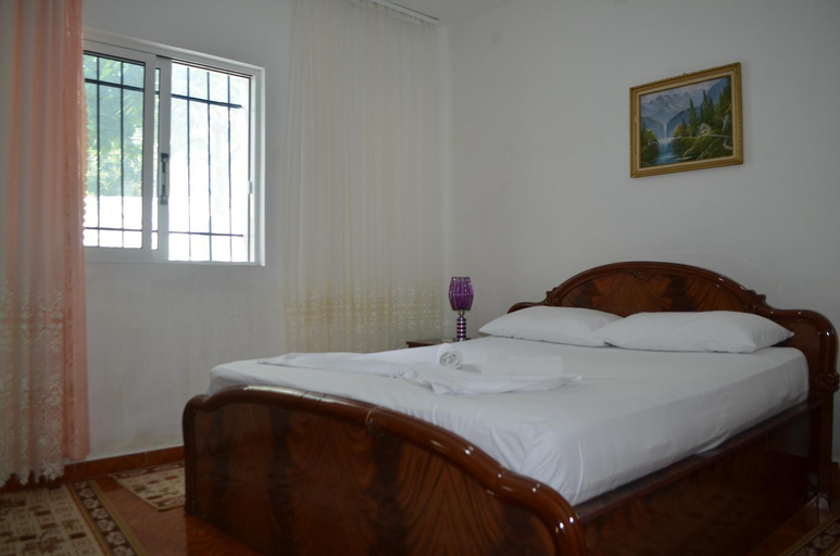 Others 5, Villa Viktor, Sarandës