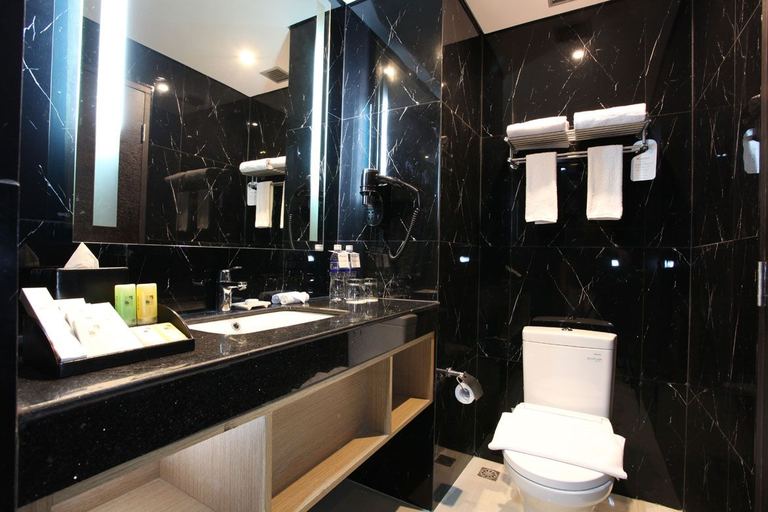 Swiss-Belhotel Airport Jakarta - Bathroom