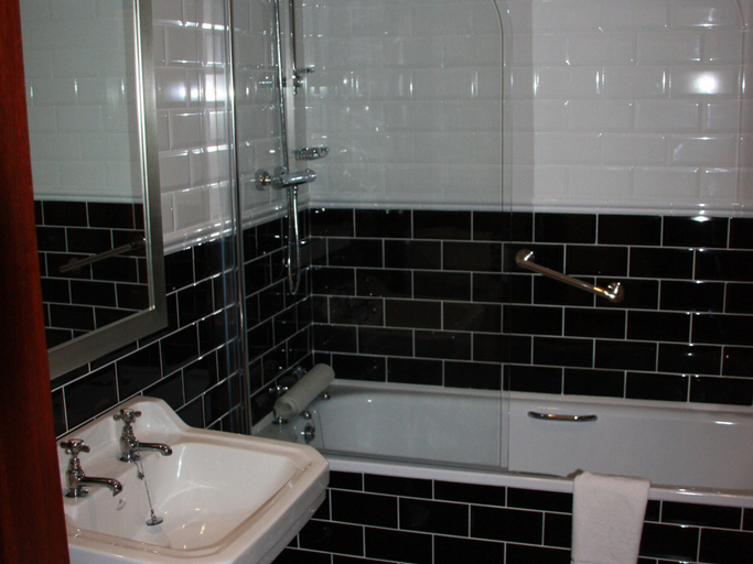 Bathroom 4, Chester Beatty Inn