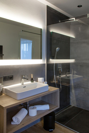 Bathroom 3, Patrix Hotel, Restaurant, Bar, Vöcklabruck