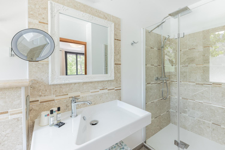 Bathroom 5, Hotel de la Restonica, Haute-Corse