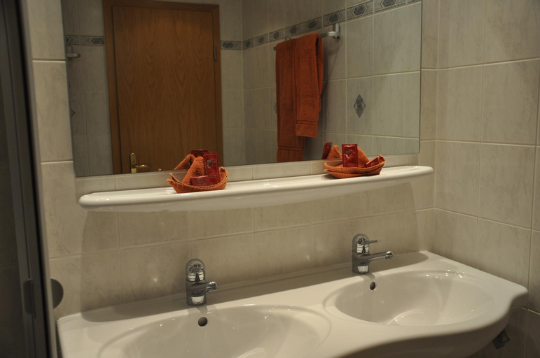 Others 2, Hotel Lowen, Baden
