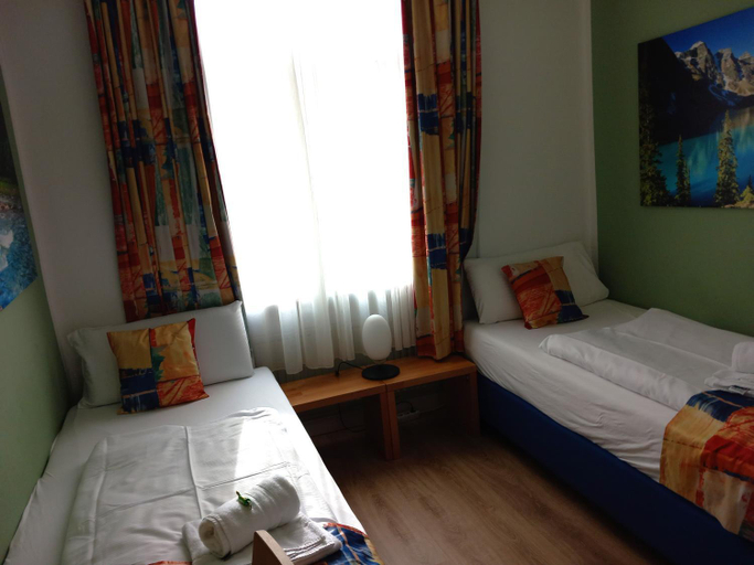 Bedroom 4, Hotel Karolinger, Düsseldorf
