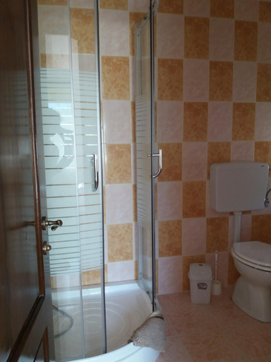 Bathroom 2, Karisma Kriss, Sucevita