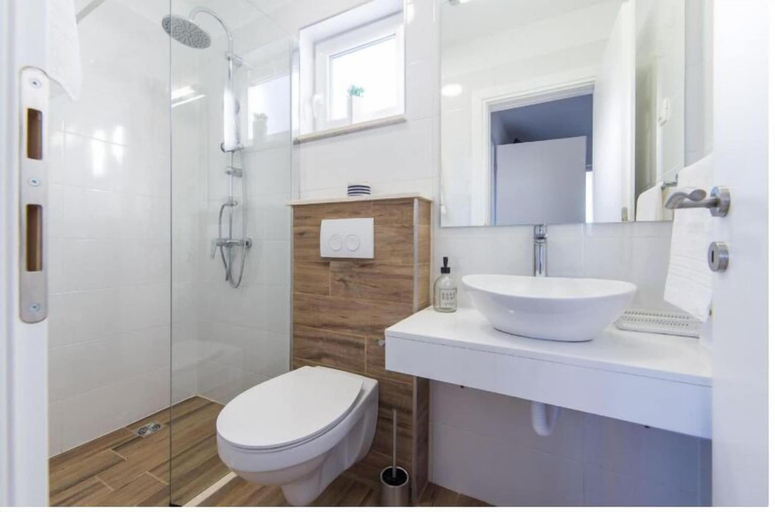 Bathroom 4, Grot camping, Ploče