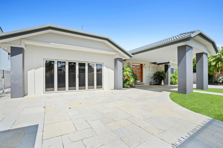 SEACLUSION 5 bed waterfront, sleeps 12, Gold Coast