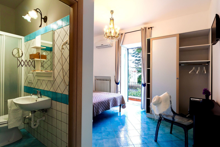 Bathroom 4, Don Giorgio Rooms, Napoli