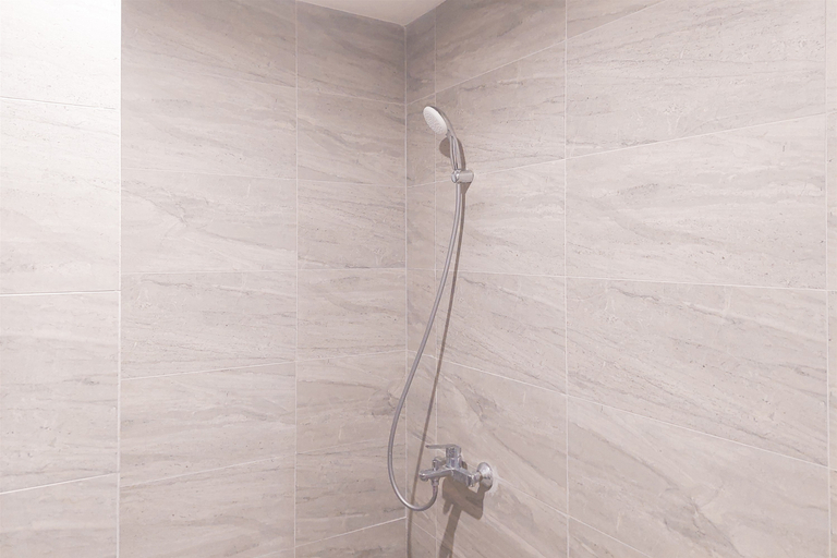 Bathroom 5, Good Choice and Homey Studio Apartment at Collins Boulevard By Travelio, Tangerang