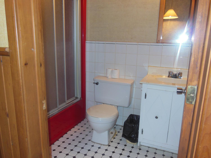 Bathroom 2, Motel Le Paysan, Montréal