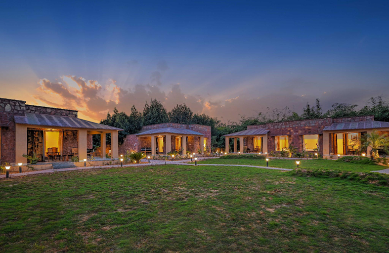 Exterior & Views