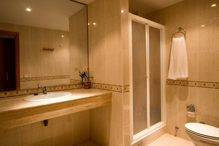 Bathroom 2, Carihuela Beach Apartamentos, Málaga