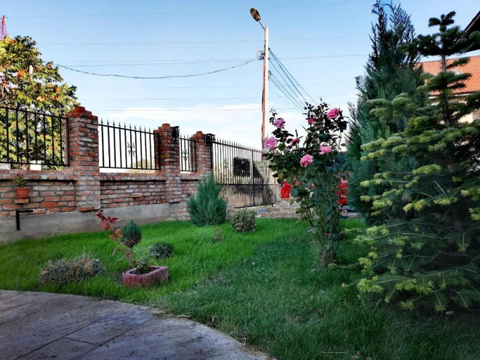 Others 5, Casa Alba, Navodari