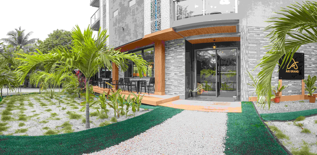 Exterior & Views