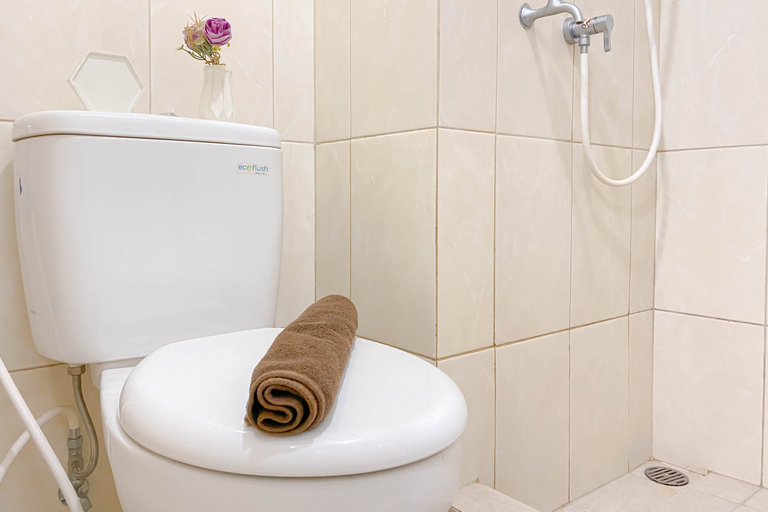 Bathroom 5, Good Location and Cozy Studio Springlake Summarecon Bekasi Apartment By Travelio, Bekasi