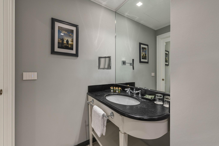 Bathroom 13