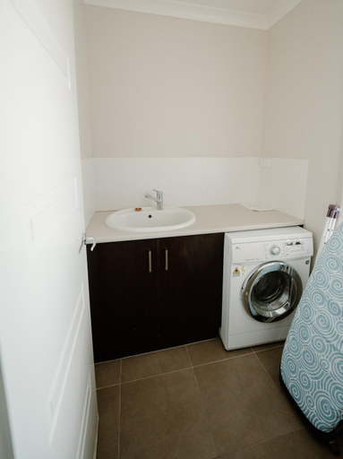 Bathroom 3, Yarrawonga Waterfront Apartments, Corowa
