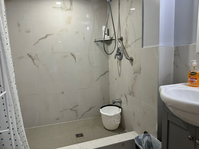 Bathroom 2, Comfy Basement Apartment in Toronto, Toronto