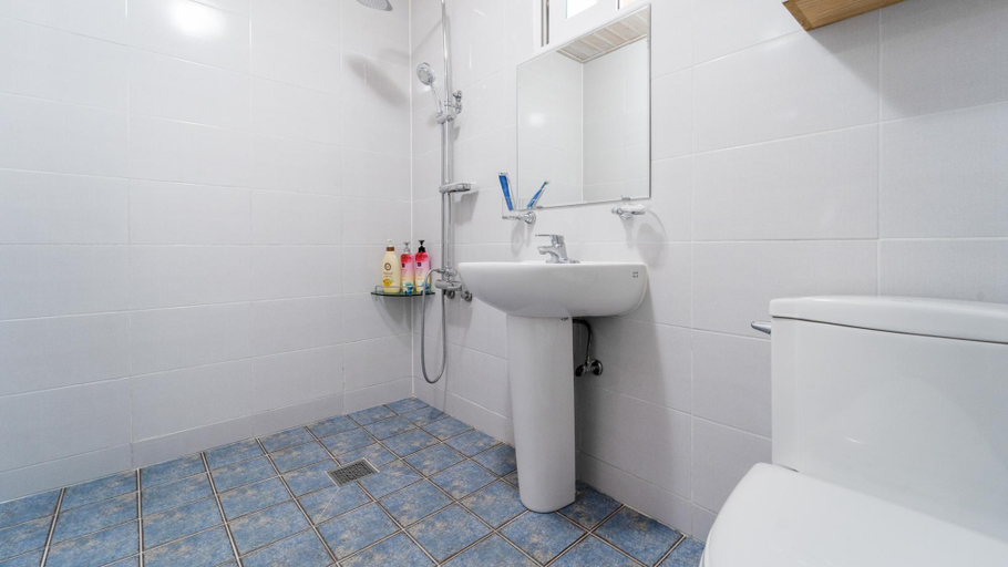 Bathroom 11