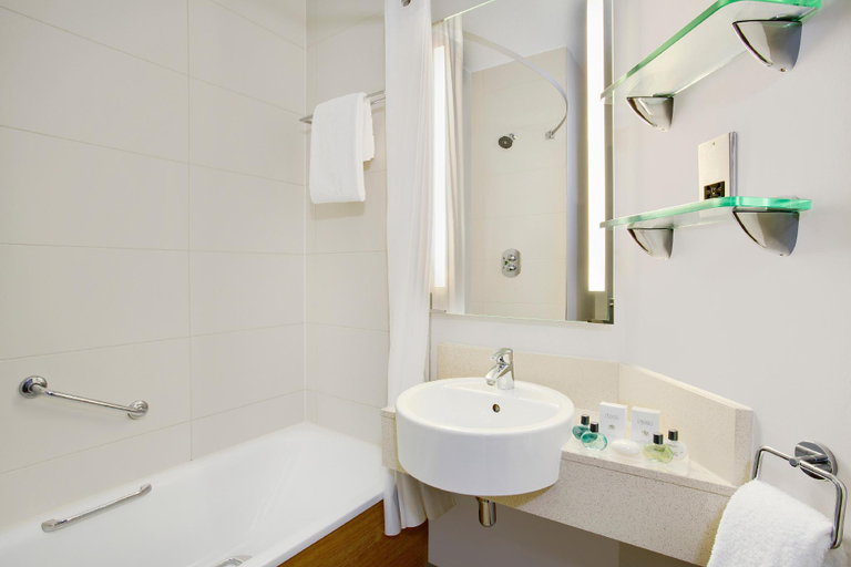 Bathroom 3, Leonardo Hotel Manchester Central, Manchester