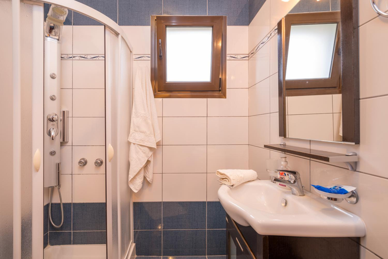 Bathroom 4, Hotel Eirini, Epirus