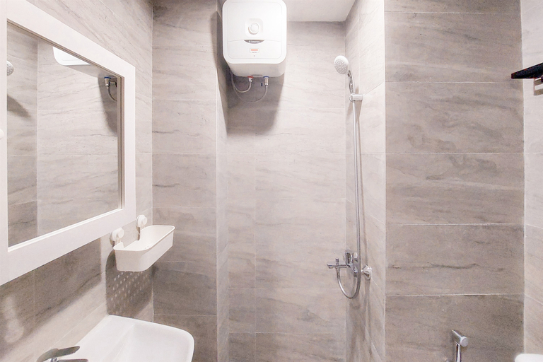 Bathroom 5, Best Choice and Homey Studio Apartment Collins Boulevard By Travelio, Tangerang