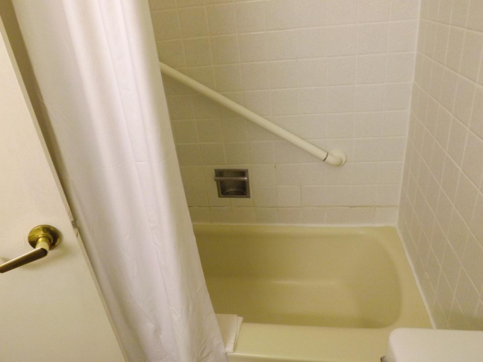 Bathroom 3, Tristar Inn Xpress, Quay