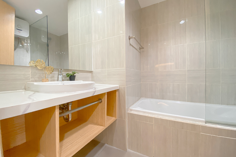 Bathroom 5, Modern and Comfy 1BR at Vasanta Innopark Apartment By Travelio, Cikarang