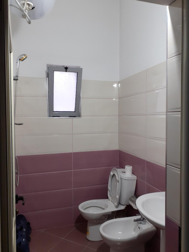 Bathroom 3, Hotel Shpetimi, Skraparit