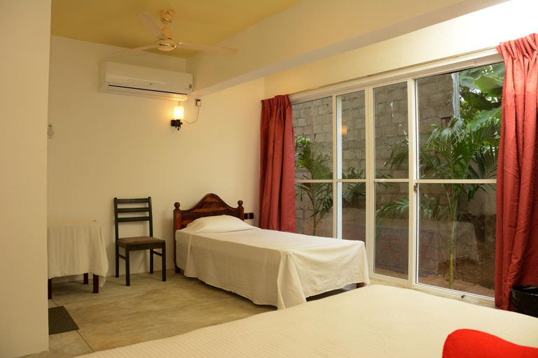 Bedroom 3, Hotel Tobiko, Trincomalee Town and Gravets