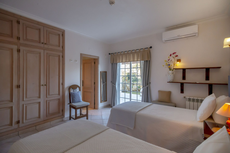 Bedroom 2, Al Meida Guesthouse, Albufeira