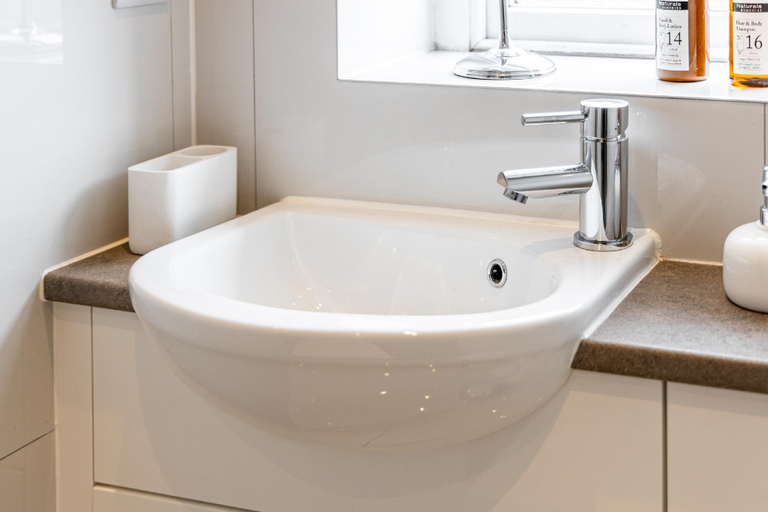 Bathroom 2, Bank Apartments, Lincolnshire