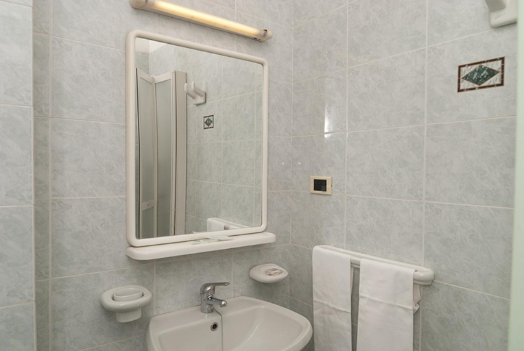 Bathroom 4, Hotel Del Postiglione, Napoli