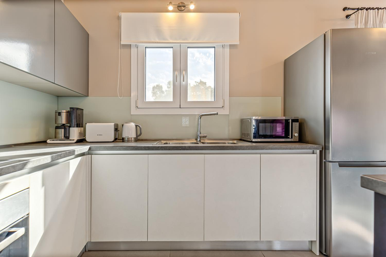 Others 5, Lola's House, Ionian Islands