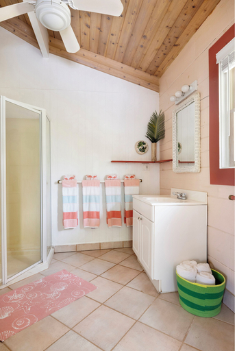 Bathroom, Poponi Cottage Paradise: Pink Sand Retreat