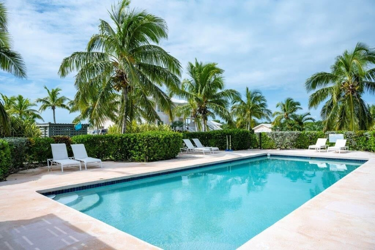 Sport & Beauty 2, Oceanfront Hideaway: Luxurious Retreat With Stunning Views