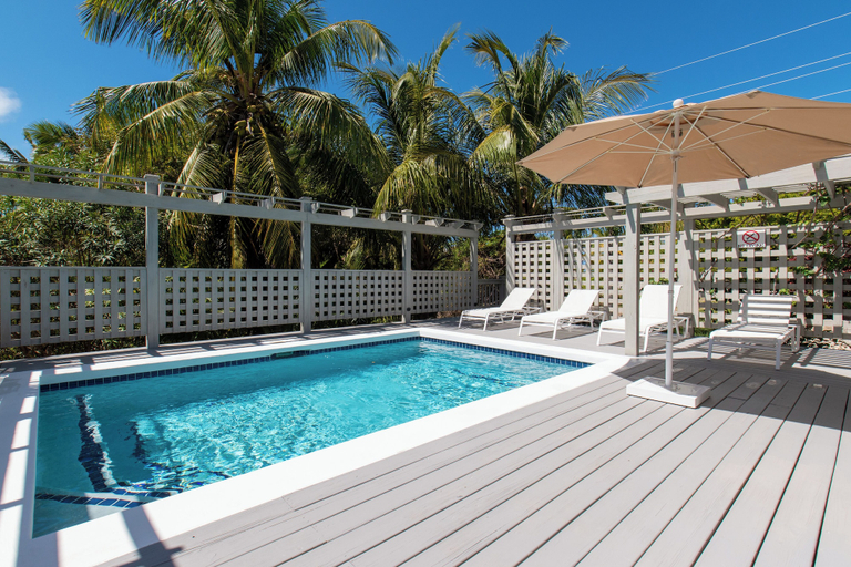 Sport & Beauty 3, Pink Sand Paradise: Cozy Beachfront Cottage
