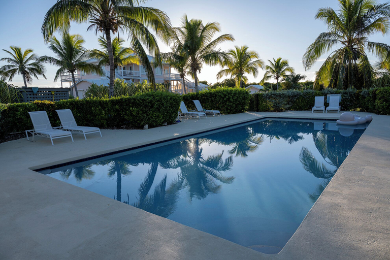 Sport & Beauty 3, Island Hideout: Quaint Cottage, Moments From The Beach