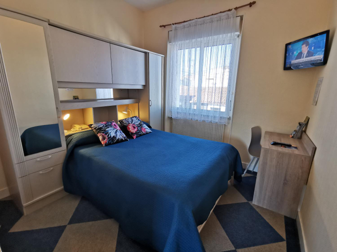 Bedroom 2, Hotel le Pasteur, Charente-Maritime