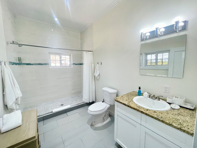 Bathroom 2, Palms Paradise: Romantic Beach House