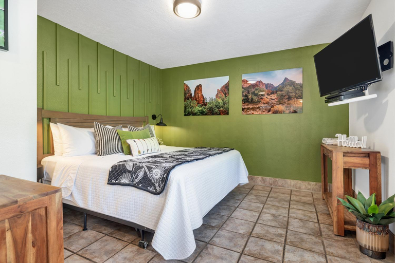 Bedroom 2, Red Rock Inn Cottages, Washington