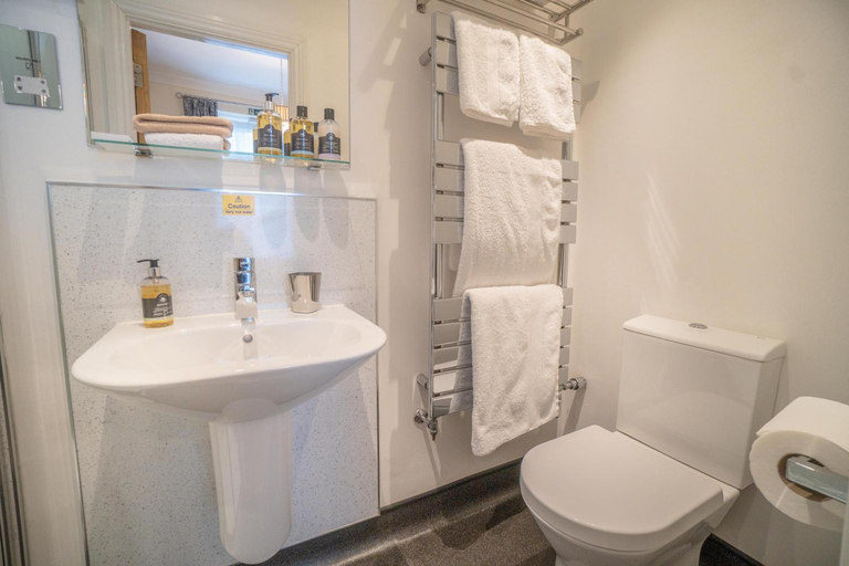 Bathroom 2, Awel y Mor, Gwynedd