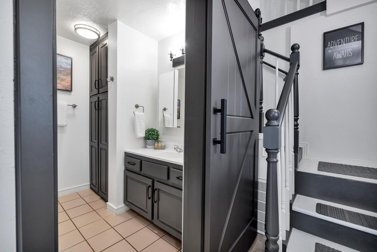 Bathroom 3, Red Rock Inn Cottages, Washington