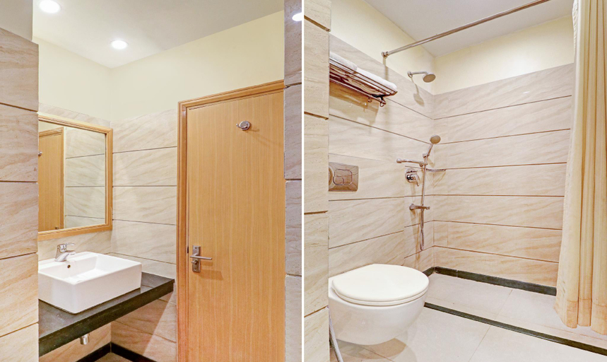 Bathroom 4, Treebo Galaxy Rooms, Delhi