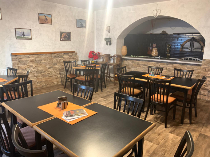 Food & Drinks 2, Penzion a Restaurace Na Jizdarne, Kroměříž