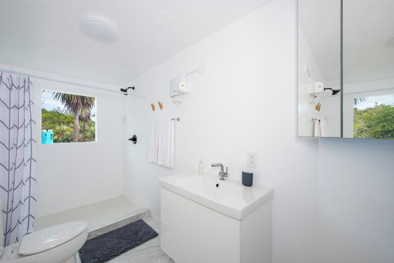 Bathroom, Modernized Beach House With Pool