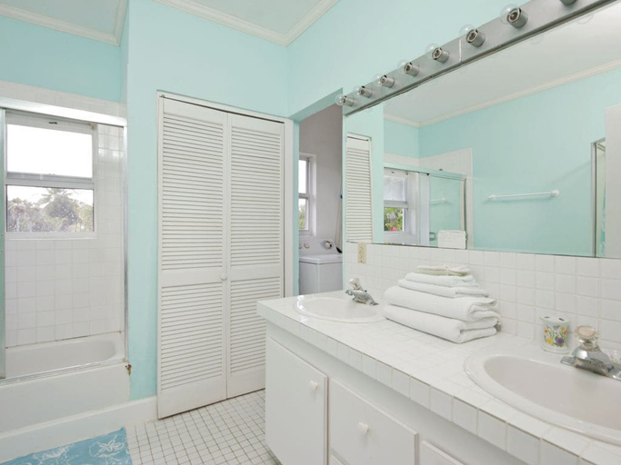 Bathroom 2, Windermere Escape: Private Villa By The Beach