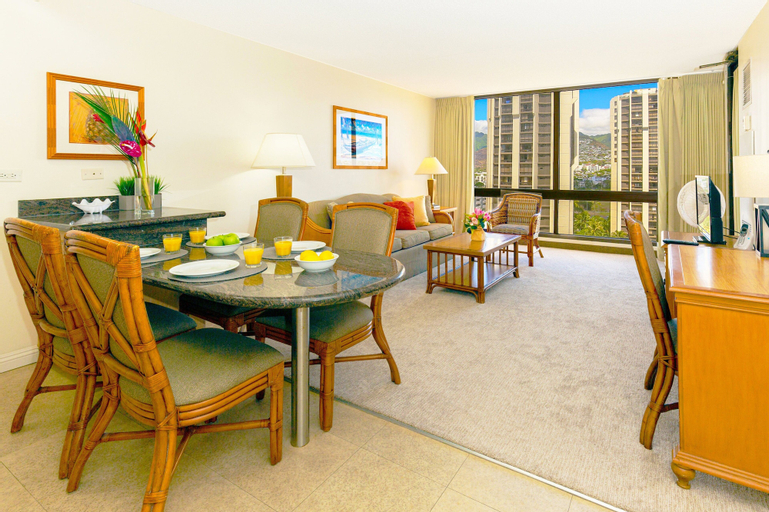 Waikiki Sunset Close to Beach with Parking, Honolulu