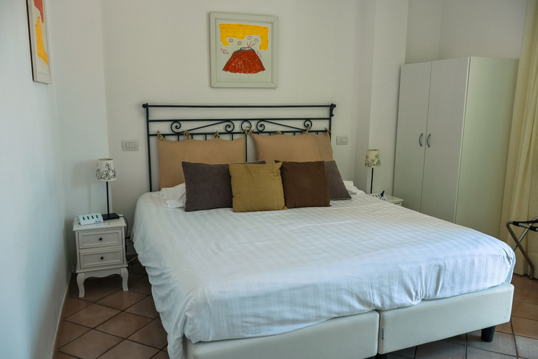Bedroom 4, Hotel La Reginella, Napoli